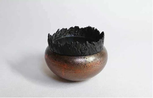 "مشهد مستعار"/ وعاء بغطاء